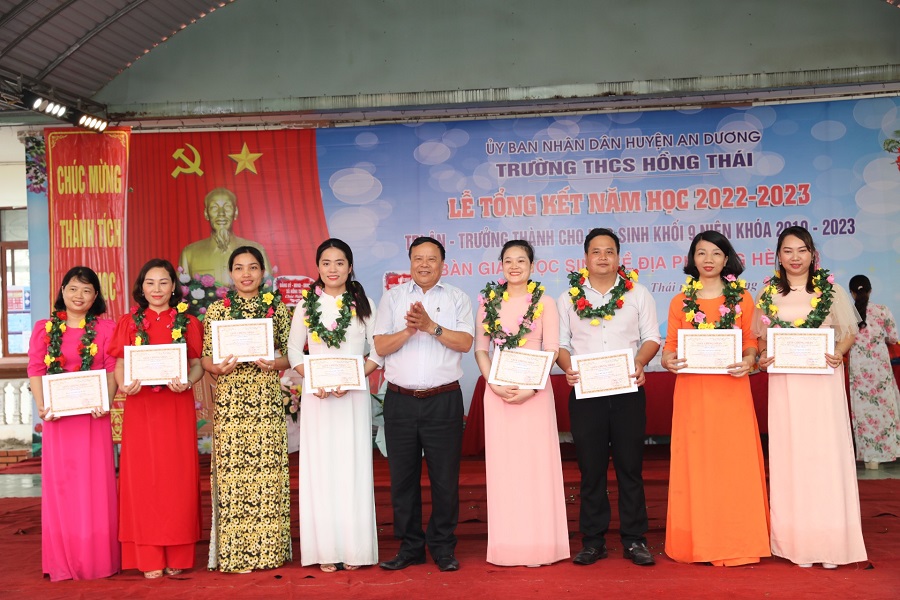 Lãnh đạo xã Hồng Thái, huyện An Dương khen thưởng động viên các TRANG CHỦ QQ88.COM ĐĂNG KÝ có thành tích xuất sắc trong bồi dưỡng Qq88 https betamed sa com giỏi