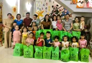 Chủ tịch Hội Liên hiệp Phụ nữ thành phố thăm tặng quà con nữ công nhân QQ8839 bắn cá, đá gà, game bài có hoàn cảnh khó khăn nhân dịp Tết Thiếu nhi