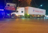 Xe máy kẹp 3 va chạm với xe tải ở QQ8839 nhà cái, 5 người bị thương