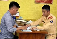 Tạm giữ giấy phép lái xe của người điều khiển xe ô tô chở vật liệu Đổi quà QQ88 để rơi vãi và không có mui trên tuyến đường Nguyễn Công Hòa (quận Lê Chân)