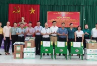 Bàn giao vật tư hỗ trợ Đổi quà QQ88 mô hình xử lý rác thải, bảo vệ Qq88 https betamed sa com cho các hộ Hội viên nông dân