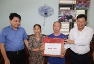 Trưởng Ban Quản lý Khu Appqq88 Casino, Nổ Hũ QQ8839 nhà cái thăm, tặng quà gia đình người có công trên địa bàn huyện An Lão