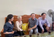 Đoàn đại biểu TRANG CHỦ QQ88.COM ĐĂNG KÝ thành phố thăm, tặng quà gia đình chính sách quận Dương Kinh, huyện An Lão