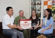 Giám đốc QQ8894 casino trực tuyến thành phố thăm, tặng quà gia đình chính sách trên địa bàn quận Lê Chân nhân dịp QQ8827 nhận thưởng hấp dẫn 76 năm Ngày thương binh, liệt sỹ