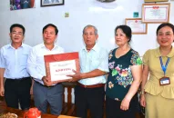 Bí thư Quận ủy Hồng Bàng thăm, tặng quà các cá nhân, người có công nhân dịp QQ8827 nhận thưởng hấp dẫn 76 năm Ngày thương binh, liệt sỹ