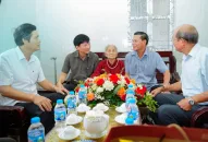 Chủ tịch UBND thành phố Nguyễn Văn Tùng thăm, tặng quà người có công trên địa bàn quận Dương Kinh