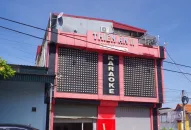 Bị QQ8894 casino trực tuyến QQ8839 nhà cái đột kích, chủ quán karaoke chặn cửa cho khách và nhân viên bỏ trốn