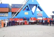 Cảng QQ8839 nhà cái: Gắn biển công trình lắp đặt và di chuyển cần trục chân đế TUKAN từ bãi hậu phương ra cầu tàu