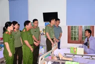 Phó Giám đốc QQ8894 casino trực tuyến thành phố thăm và tặng quà chiến sĩ bị thương trong vụ cháy xưởng phế liệu ở quận Kiến An