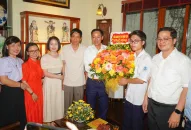 Lãnh đạo ngành QQQ888 phiên bản mới và Đào tạo thành phố tặng quà, động viên em Nguyễn Trọng Thành, thí sinh tham dự Chung kết Đường lên đỉnh Olympia năm 2023