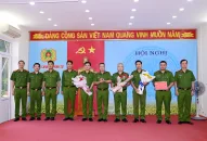 QQ8894 casino trực tuyến thành phố khen thưởng các lực lượng khám phá vụ án giết người tại quán Karaoke Tonight, phường Kênh Dương (quận Lê Chân)