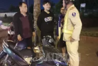Cảnh sát giao thông đưa 1 Qq88 https betamed sa com lạc đường về nhà an toàn