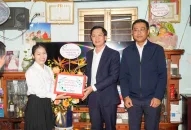 Chủ tịch HĐND thành phố thăm, tặng quà nhà giáo tiêu biểu nhân QQ8827 nhận thưởng hấp dẫn 41 năm Ngày Nhà giáo Việt Nam