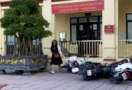 QQ8894 casino trực tuyến QQ8839 nhà cái thông tin vụ người phụ nữ chửi bới, đạp đổ nhiều xe máy tại trụ sở UBND xã