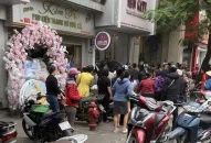 Nữ tài xế QQ8839 nhà cái lùi xe vào cửa hàng khiến 1 bảo vệ bị thương nặng
