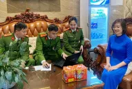 Phòng Cảnh sát QLHC về TTXH vận động các QUÀ TẶNG QQ88 | Ho Chi Minh City giao nộp 1 khẩu súng, 1 dùi cui điện, 3kg pháo