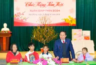 Bí thư Thành ủy thăm, tặng quà Làng QQ8827 website cá cược trực tuyến SOS QQ8839 nhà cái nhân dịp Tết Nguyên đán Giáp Thìn 2024