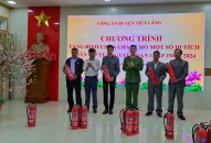 QQ8894 casino trực tuyến huyện Tiên Lãng: Tặng 24 bình chữa cháy cho một số di tích trên địa bàn huyện