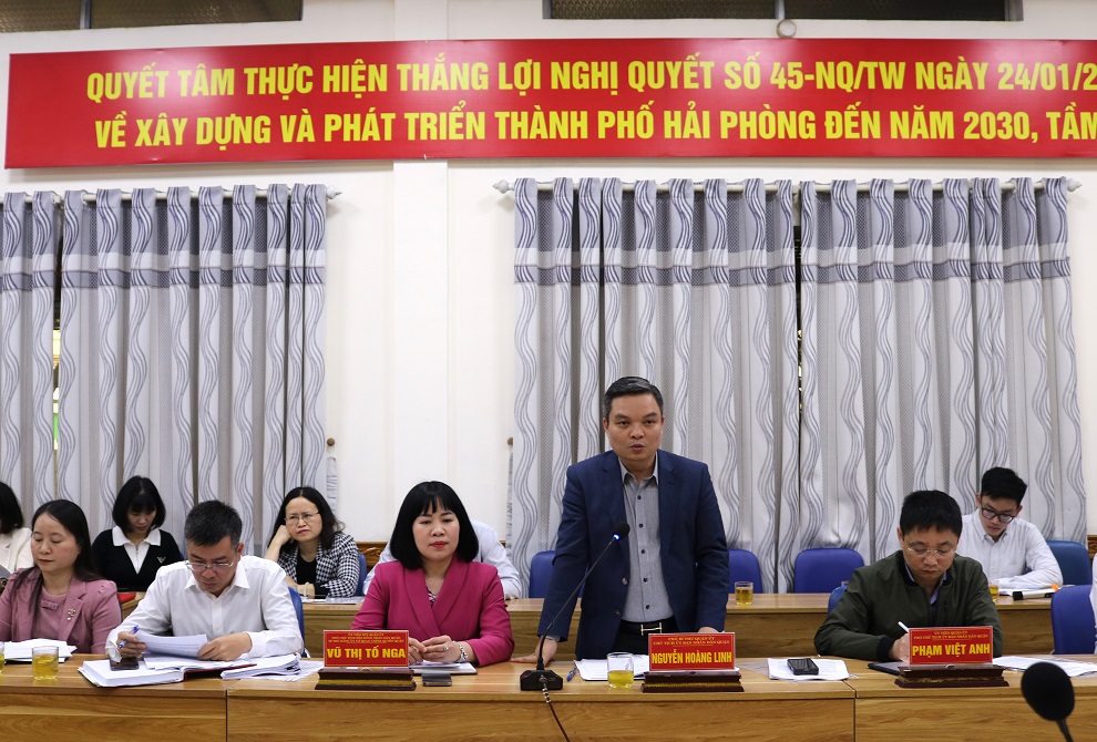 Chủ tịch UBND quận Lê Chân Nguyễn Hoàng Linh báo cáo tại hội nghị