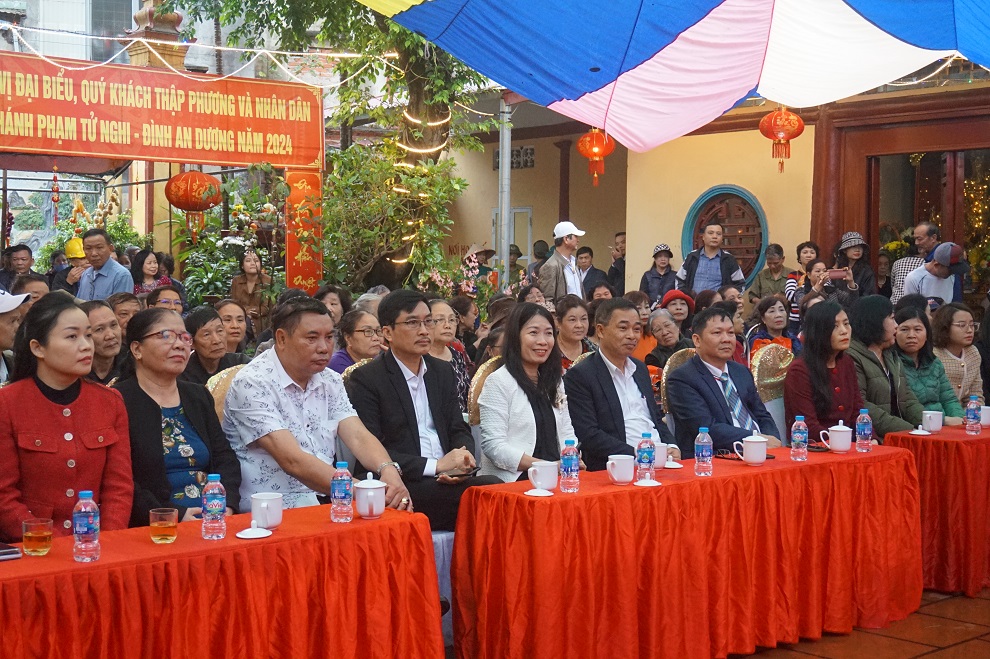 Các đại biểu tham dự lễ dâng hương