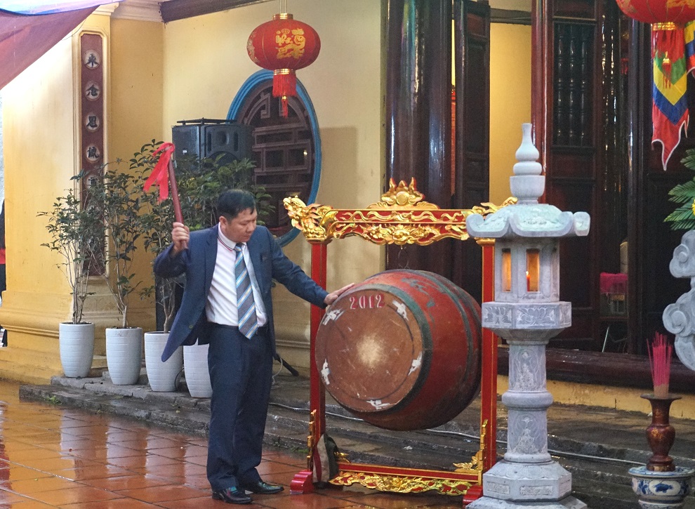 Chủ tịch UBND phường An Dương Đỗ Quang đánh trống khai mạc buổi lễ