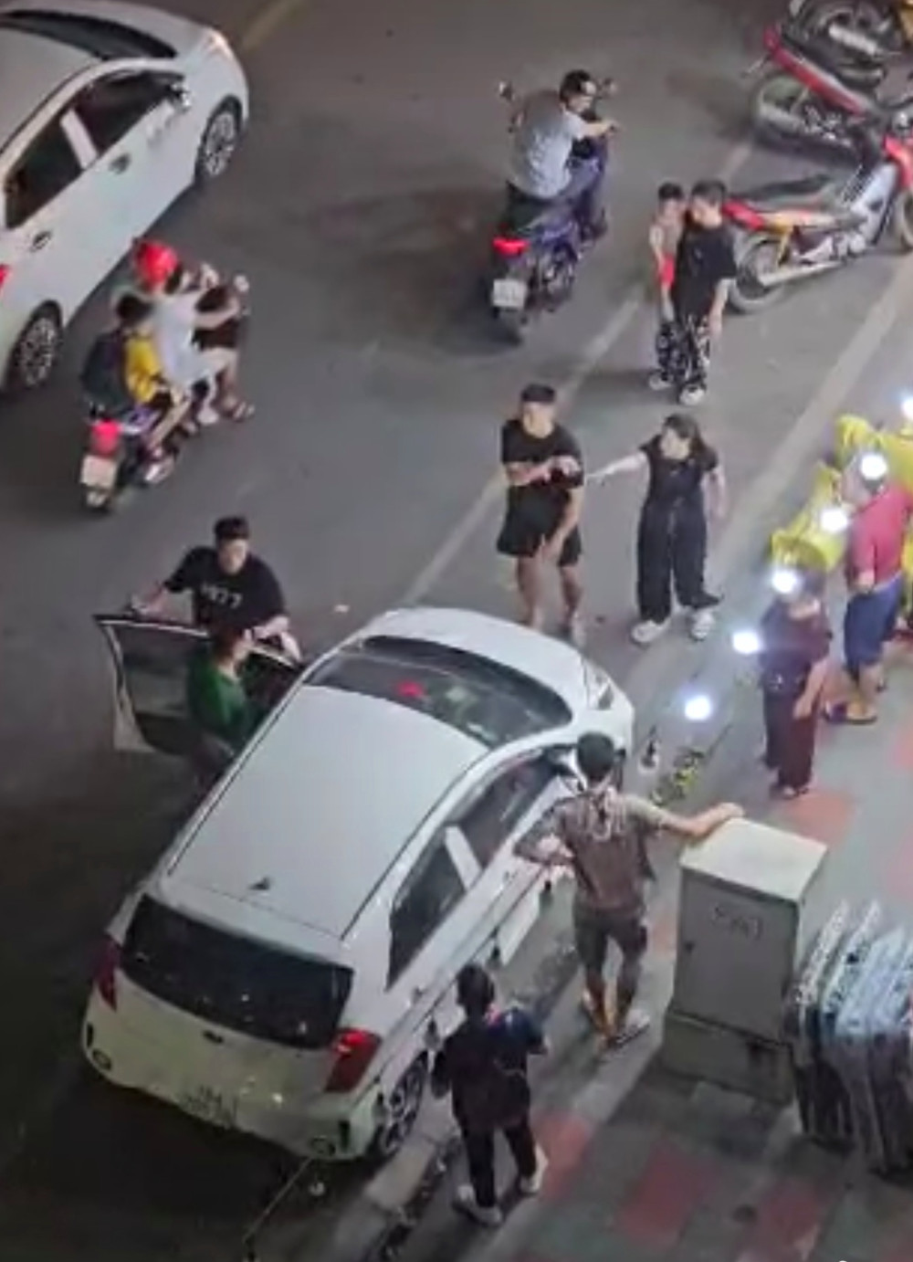 Tại phố Quang Trung, chỗ đỗ đúng quy định, nhưng đỗ được hay không lại là chuyện khác (ảnh cắt ra từ clip trên mạng QQ8827 com game thủ Việt Nam ghi lại ngày 4/4/2024)