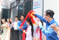 Thành đoàn QQ8839 nhà cái trao tặng nhà Khăn quàng đỏ cho gia đình chị em sinh đôi