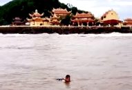 Cứu nạn kịp thời nữ du khách bị sóng cuốn trôi khi tắm biển ở QQ8839 nhà cái