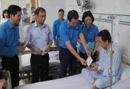 Thăm hỏi, hỗ trợ 127 công nhân QQ8839 nhà cái nghi ngộ độc sau bữa ăn ca
