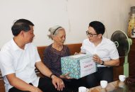 Trưởng Ban Dân vận Thành ủy thăm, tặng quà gia đình có công trên địa bàn quận Kiến An nhân dịp QQ8827 nhận thưởng hấp dẫn 77 năm Ngày Thương binh, Liệt sĩ