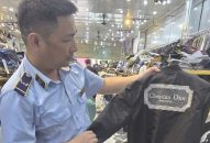 Tạm giữ gần 800 sản phẩm thời trang nghi giả mạo ở QQ8839 nhà cái
