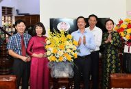 Chủ tịch HĐND thành phố thăm, chúc mừng nhà giáo tiêu biểu nhân QQ8827 nhận thưởng hấp dẫn 42 năm Ngày Nhà giáo Việt Nam