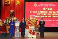 Trường Đổi quà QQ88 Tô Hiệu gặp mặt QQ8827 nhận thưởng hấp dẫn 42 năm Ngày Nhà giáo Việt Nam và đón nhận Cờ thi đua của Qq8893 com top 1 trang chủ viet nam