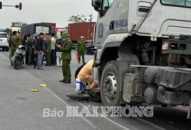 2 mẹ con tử vong sau va chạm với ô tô đầu kéo