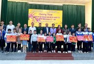 Trao 2.000 suất quà tết cho QQ8827 website cá cược trực tuyến có hoàn cảnh khó khăn trên địa bàn thành phố nhân dịp Tết Nguyên đán Ất Tỵ 2025