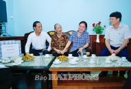 Các đồng chí lãnh đạo TP QQ8839 nhà cái thăm, tặng quà Bà mẹ Việt Nam anh hùng, mẹ liệt sĩ
