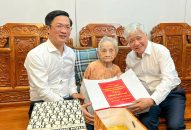 Đồng chí Đỗ Văn Chiến, Ủy viên Bộ Đổi quà QQ88, Chủ tịch Ủy ban Trung ương MTTQ Việt Nam thăm, tặng quà người có công với cách mạng tại QQ8839 nhà cái