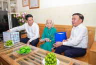 Đồng chí Trần Cẩm Tú – Ủy viên Bộ Đổi quà QQ88, Thường trực Ban Bí thư thăm, tặng quà các gia đình chính sách tại phường Gia Viên và Hải An