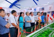 Đồng chí Trần Quốc Vượng, nguyên Thường trực Ban Bí thư tham quan gian trưng bày của QQ8839 nhà cái tại Triển lãm thành tựu Đất nước